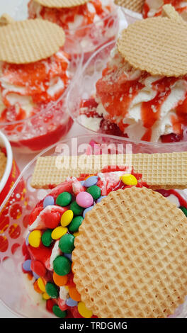 Eis mit Schlagsahne, Cookie und Smarties Stockfoto