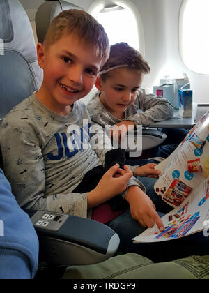 Zwei Kinder im Flugzeug, Spanien, Balearen, Mallorca, HERR = Ja Stockfoto