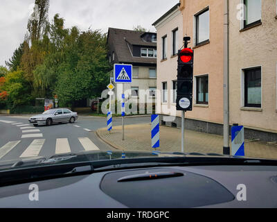 Mobile Ampel an einer Kreuzung mit Fußgängerampel, Deutschland Stockfoto