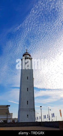 Noordwijk Leuchtturm und Wolken, Altocumulus stratiformis, Niederlande, Noordwijk aan Zee Stockfoto