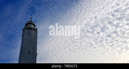 Noordwijk Leuchtturm und Wolken, Altocumulus stratiformis, Niederlande, Noordwijk aan Zee Stockfoto