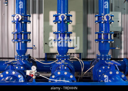 Teil der Wasseraufbereitung Filteranlagen mit Rohren aus Metall. Stockfoto