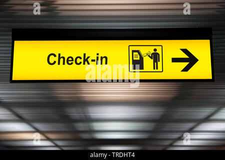 Self-service Check-in Kiosk Touchscreen interaktive Anzeige unterzeichnen am Flughafen Stockfoto