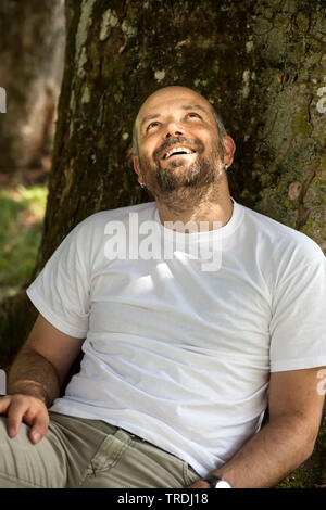 Der Mensch seine freie Zeit genießen unter einem Baum, Deutschland Stockfoto