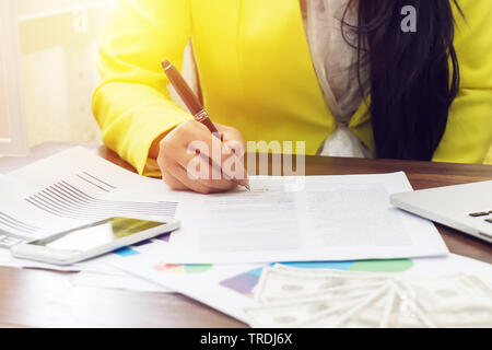 Business woman Hand einen Vertrag unterzeichnen, aus der Nähe. Vertrag oder Geschäft Konzept Stockfoto