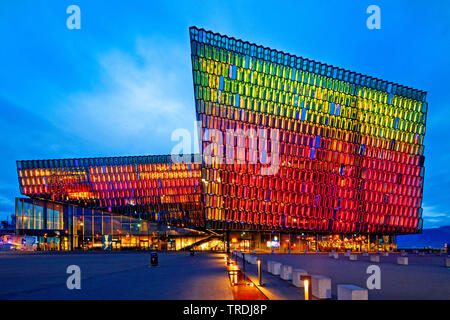 Beleuchtete Harpa Konzertsaal mit markanten farbigen Glas facace am Abend, Island, Reykjavik Stockfoto