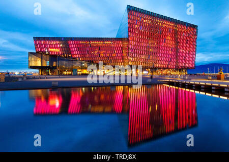 Beleuchtete Harpa Konzertsaal mit markanten farbigen Glas facace am Abend, Island, Reykjavik Stockfoto