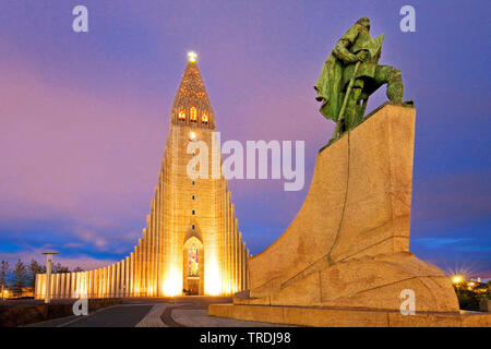 Beleuchtete Hallgrimskirkja und die Statue von Leif Erikson im Abendlicht, Island, Reykjavik Stockfoto