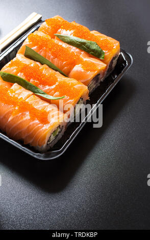 Philadelphia roll Sushi mit Lachs, Avocado, Frischkäse. Japanisches Essen Stockfoto