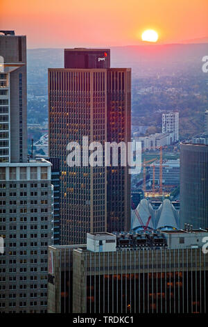 Blick vom Maintower zu Financial District bei Sonnenuntergang, Deutschland, Hessen, Frankfurt am Main Stockfoto