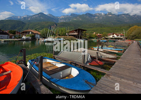 Boote am Steg am Kalterer See, Italien, Südtirol Stockfoto