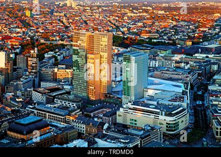 Blick vom Maintower auf die Stadt bei Sonnenuntergang, Deutschland, Hessen, Frankfurt am Main Stockfoto