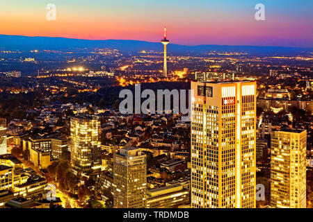 Blick vom Main Tower auf den Fernsehturm am Abend, Deutschland, Hessen, Frankfurt am Main Stockfoto