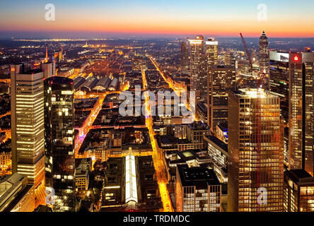 Blick vom Main Tower auf die Stadt im Abendlicht, Deutschland, Hessen, Frankfurt am Main Stockfoto