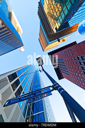 Financial District mit Tower Blocks von unten, Neue Mainzer Strasse, Deutschland, Hessen, Frankfurt am Main Stockfoto