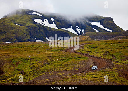 Auto auf Schotter Straße in der Berglandschaft, Island, Snaefellsnes Stockfoto