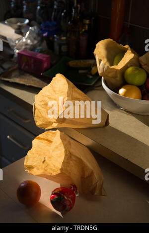 Früchte in einer Papiertüte in einer Fondue. // Früchte in eine Papiertüte in einer Küche. // Früchte dans les sacs en Papier dans une Küche. Stockfoto