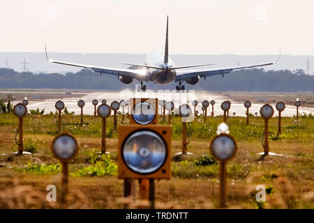 Flugzeug Landung auf einer Start- und Landebahn der Flughafen Köln/Bonn, Deutschland, Nordrhein-Westfalen, Köln Stockfoto