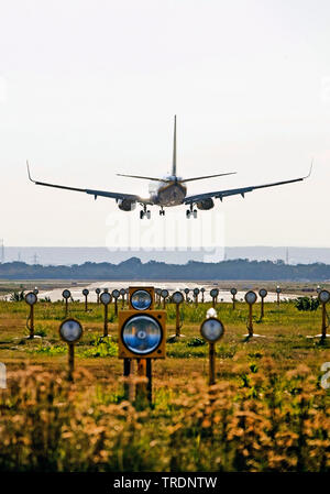 Flugzeug Landung auf einer Start- und Landebahn der Flughafen Köln/Bonn, Deutschland, Nordrhein-Westfalen, Köln Stockfoto