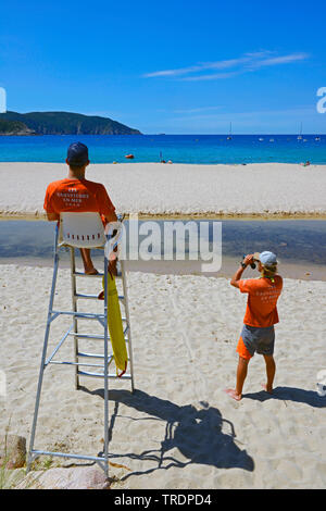 Rettungsschwimmer am Strand von Arone, Frankreich, Korsika, Cargèse Stockfoto