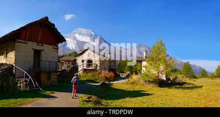 Mountain Village Le Monal im Herbst, Mont Pourri im Hintergrund, Frankreich, Savoyen, Sainte Foy Tarentaise Stockfoto