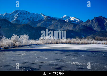 See Kochel Herzogstand im Winter, Berg im Hintergrund, Deutschland, Bayern Stockfoto