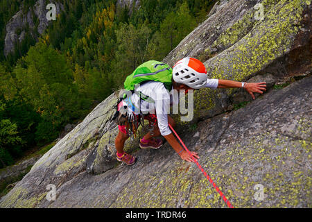 Kletterer auf einer Felswand im Tal von Chamonix, Frankreich, Haute-savoie, Chamonix Stockfoto