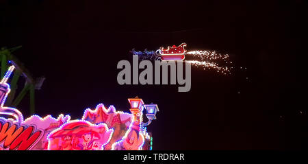 Santa Claus fliegen mit dem Rentier Schlitten über Weihnachten kirmes Criechinger durch die Nacht, Deutschland, Nordrhein-Westfalen, Ruhrgebiet, Herne Stockfoto