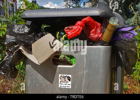 Überfüllte Mülleimer, Deutschland Stockfoto