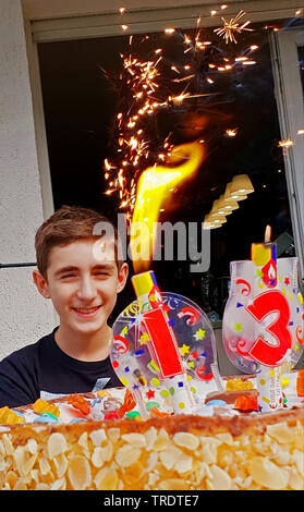 Teenager mit wunderschönen Geburtstagskuchen für den 13. Geburtstag, Porträt, Deutschland Stockfoto