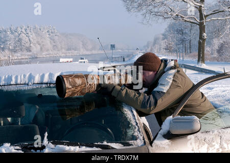 Natur Fotograf am Auto im Winter, Niederlande Stockfoto