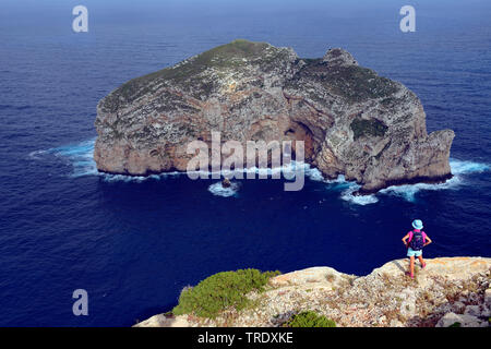 Blick von Capo Caccia Insel Foradada, Italien, Sardinien, Alghero zu Rock Stockfoto