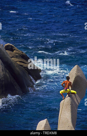 Kletterer auf seltsame Rock im Capo Testa, Italien, Sardinien, Santa Teresa Gallura Stockfoto