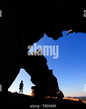 Wanderer mit seltsam geformten Felsen, Capo d'Orso, Italien, Sardinien, Olbia Stockfoto