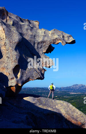 Wanderer mit seltsam geformten Felsen, Capo d'Orso, Italien, Sardinien, Olbia Stockfoto