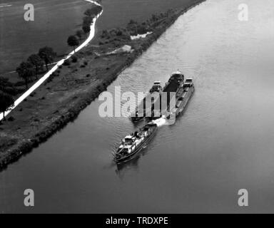 Kohle Schiff auf Donau, Luftbild aus dem Jahr 1961, Deutschland, Bayern Stockfoto