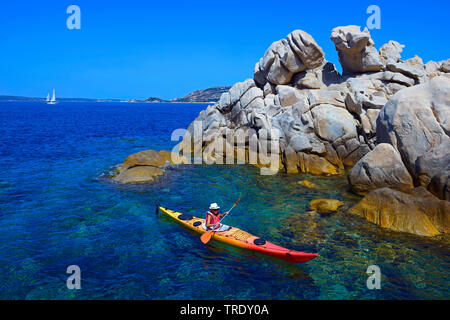 Sea Kayak in der Nähe der Felsküste, Maddalena, Italien, Sardinien, Olbia Stockfoto