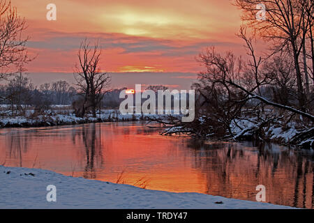 Fluss Amper im Winter im Abendlicht, Deutschland, Bayern, Oberbayern, Oberbayern Stockfoto