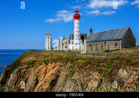 Pointe de St-Mathieu, gotische Kirche Ruine und Leuchtturm St-Mathieu, Frankreich, Bretagne, Brest Stockfoto