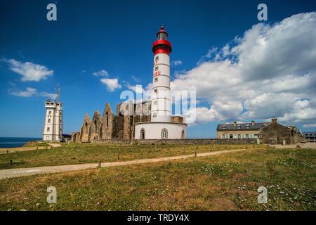 Pointe de St-Mathieu, gotische Kirche Ruine und Leuchtturm St-Mathieu, Frankreich, Bretagne, Brest Stockfoto