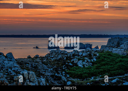 Atlantikküste Pointe de Spitze Penhir in den roten Sonnenuntergang, Frankreich, Bretagne, Crozon Stockfoto