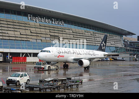 Zürich, Schweiz, 25. Mai 2019 - Ebene, die von der Swiss International Airline SWISS (LX) in einer Star Alliance livery am Flughafen Zürich (ZRH). Stockfoto