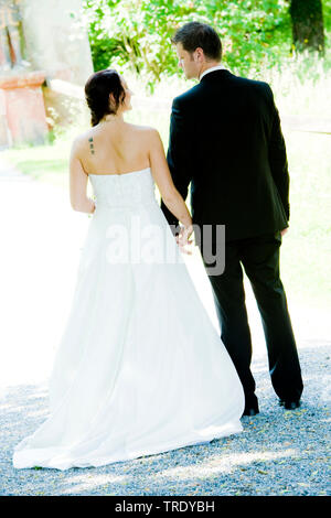 Hochzeit Bild von einem brautpaar Hand in Hand im Freien Stockfoto