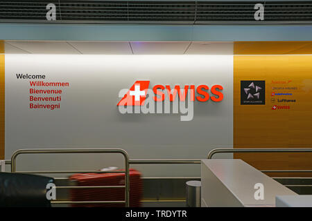 Zürich, Schweiz, 25. Mai 2019 - Blick auf das Logo der Swiss International Airline SWISS (LX), ein Mitglied der Star Alliance am Flughafen Zürich (ZRH). Stockfoto