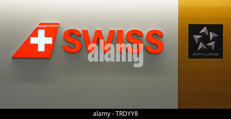 Zürich, Schweiz, 25. Mai 2019 - Blick auf das Logo der Swiss International Airline SWISS (LX), ein Mitglied der Star Alliance am Flughafen Zürich (ZRH). Stockfoto