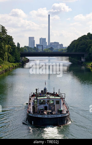 Cargo Schiff auf dem Rhein-Herne-Kanal, baukau Kohlekraftwerk im Hintergrund gefeuert, Deutschland, Nordrhein-Westfalen, Ruhrgebiet, Herne Stockfoto