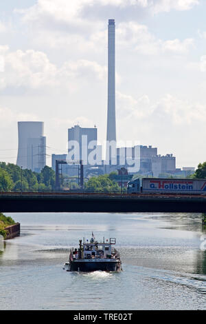 Cargo Schiff auf dem Rhein-Herne-Kanal, baukau Kohlekraftwerk im Hintergrund gefeuert, Deutschland, Nordrhein-Westfalen, Ruhrgebiet, Herne Stockfoto