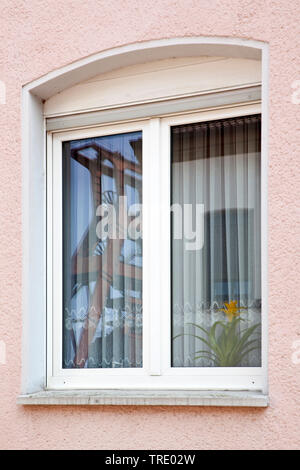 Fördergerüst der Zeche Pluto Spiegelung in einem Fenster, Deutschland, Nordrhein-Westfalen, Ruhrgebiet, Herne Stockfoto