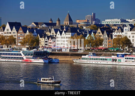 Ausflugsschiffe auf dem Rhein in der Nähe von Fischmarkt, Deutschland, Nordrhein-Westfalen, Rheinland, Köln Stockfoto