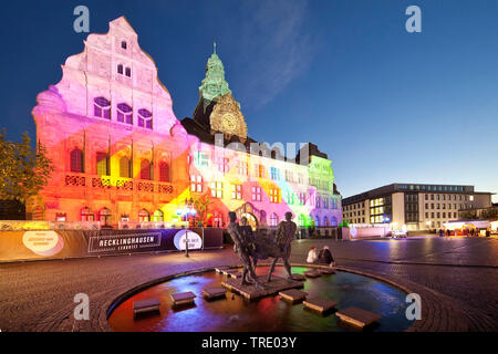 Beleuchtete Rathaus am Abend, Recklinghausen Illuminationen, Deutschland, Nordrhein-Westfalen, Ruhrgebiet, Recklinghausen Stockfoto